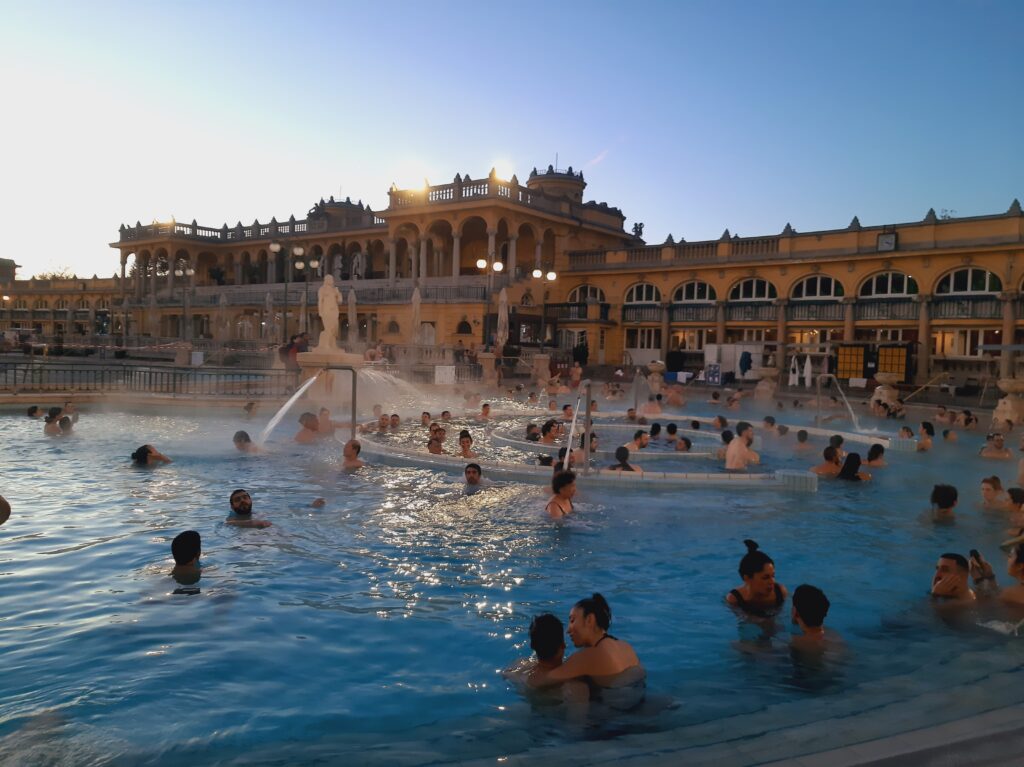 immanquables à budapest en hiver thermes de Széchenyi